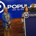 La portavoz del PP en Molina, Sonia Carrillo, junto a la secretaria del PPRM, Maruja Pelegrín, y varios ediles