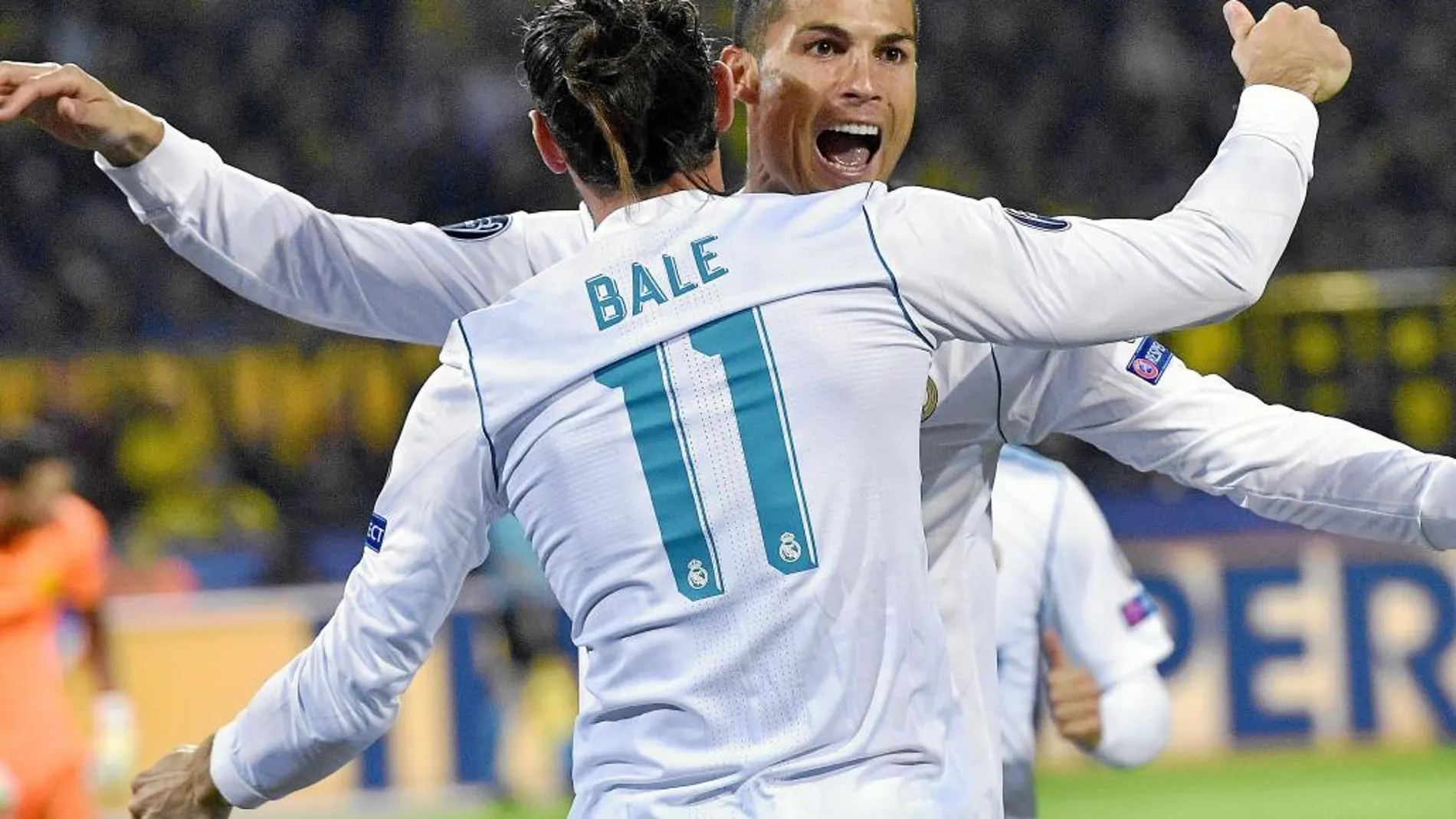Bale y Cristiano Ronaldo celebran uno de los tres goles del Real Madrid, ayer en Dortmund