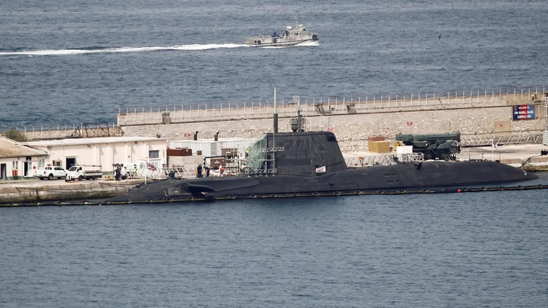 El «Hms Ambush» fondea en el puerto de Gibraltar a la espera de ser reparado