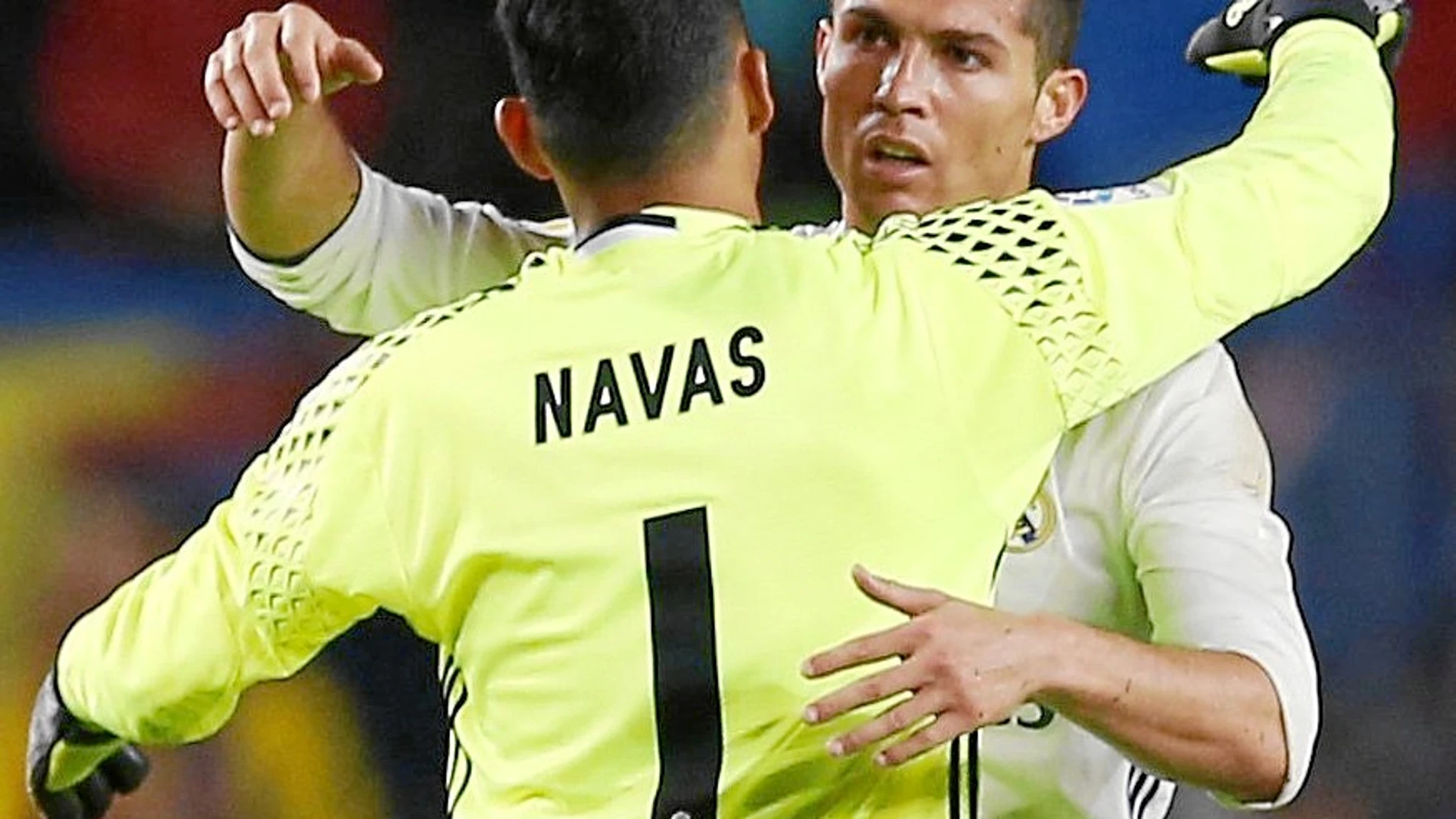 Keylor Navas y Cristiano Ronaldo se abrazan al final del partido sobre el césped del Camp Nou