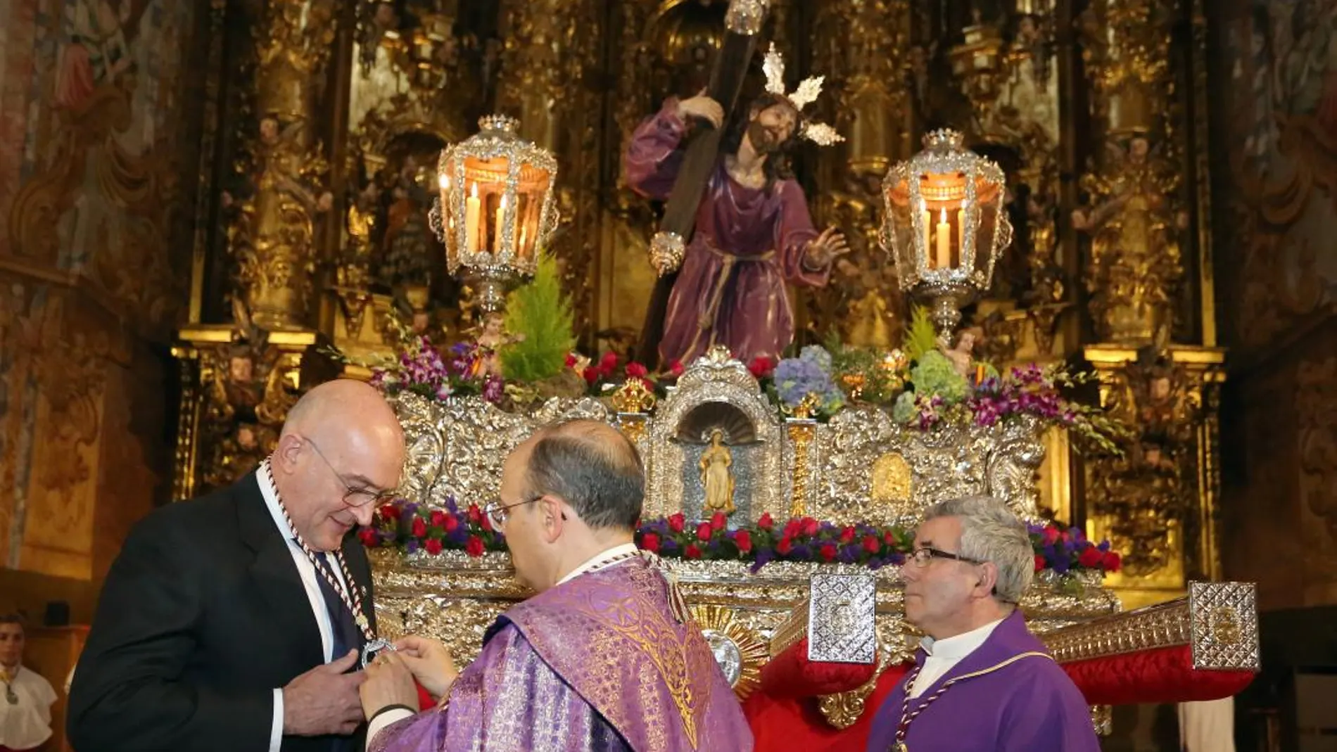 Jesús Julio Carnero en el momento de recibir la medalla de la cofradía