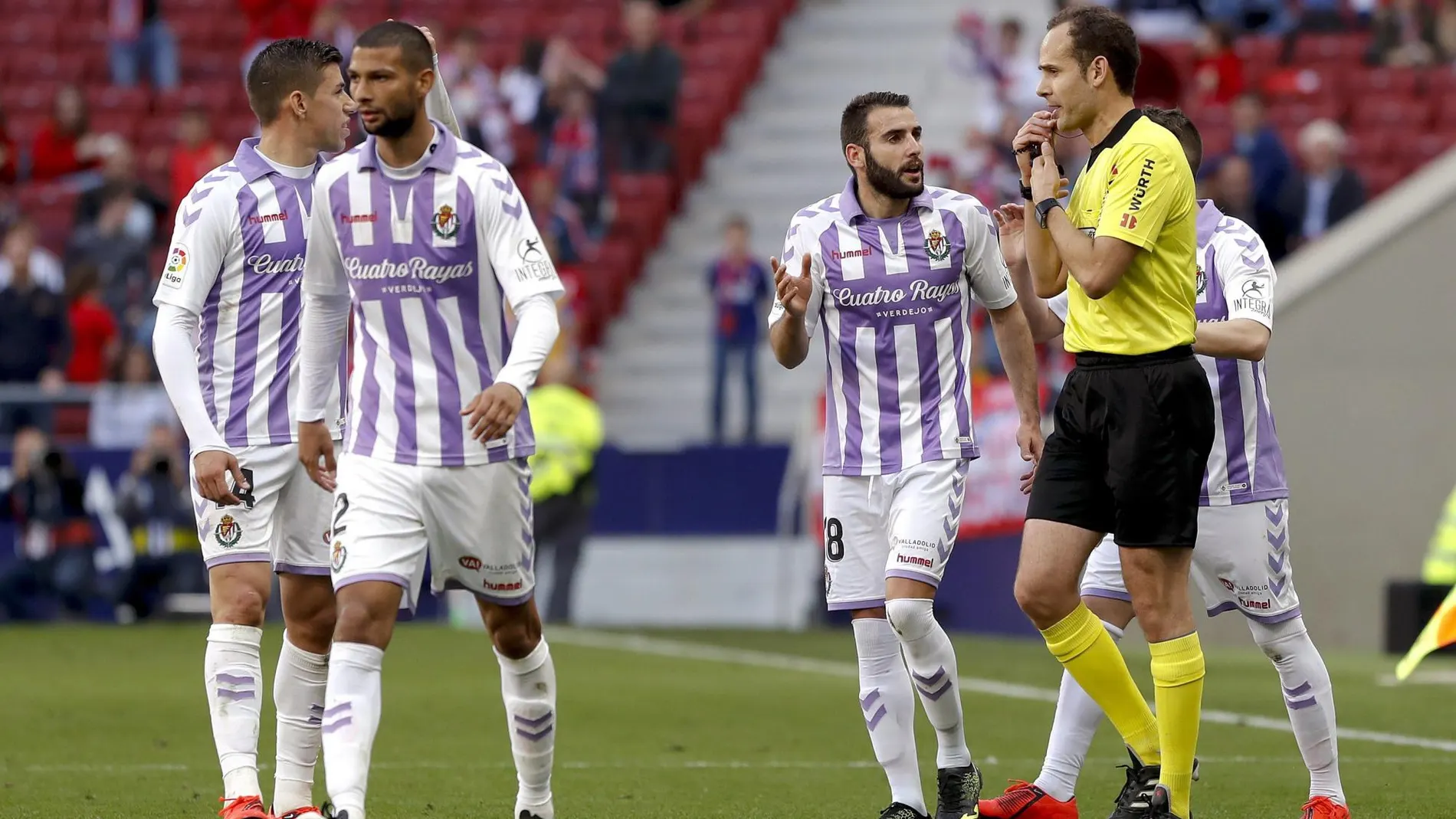 Los jugadores del Valladolid, protestando al árbitro