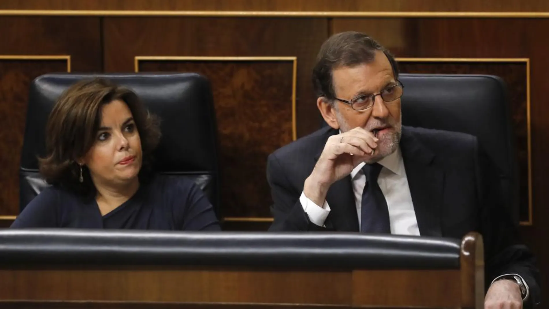 El presidente del Gobierno en funciones, Mariano Rajoy, acompañado por la vicepresidenta, Soraya Sáenz de Santamaría