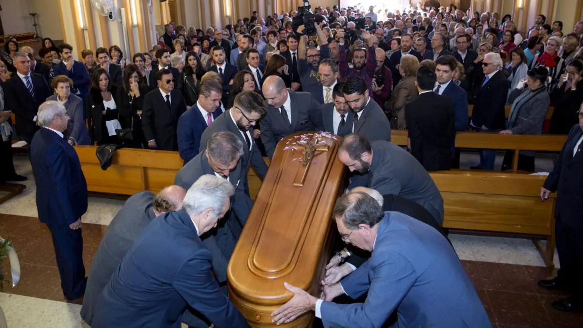 Familiares y amigos trasladan el féretro con los restos mortales del popular humorista malagueño. EFE/Daniel Pérez