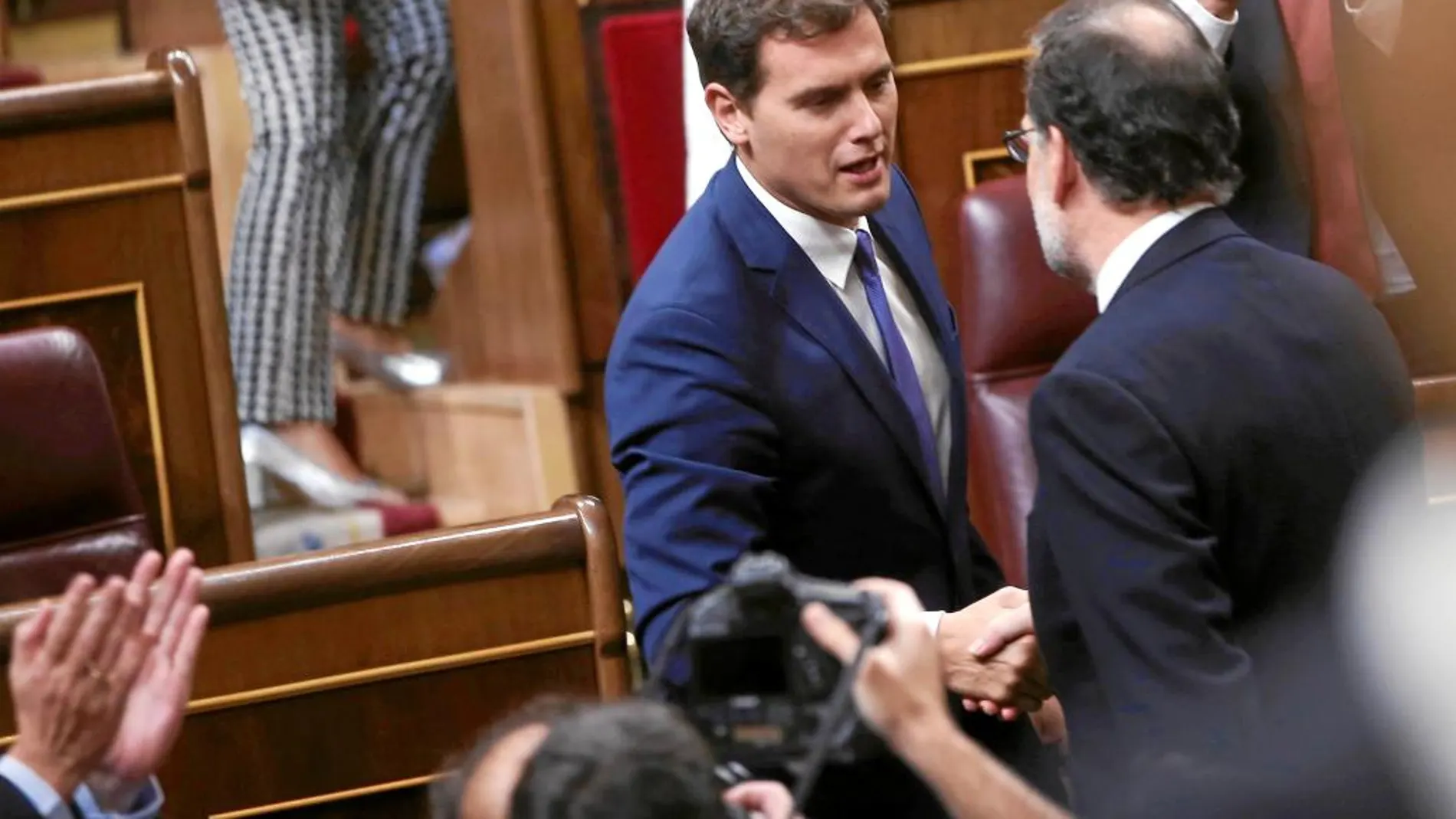 El presidente del Gobierno, Mariano Rajoy, y el líder de C’s, Albert Rivera, en el Congreso el día de la investidura
