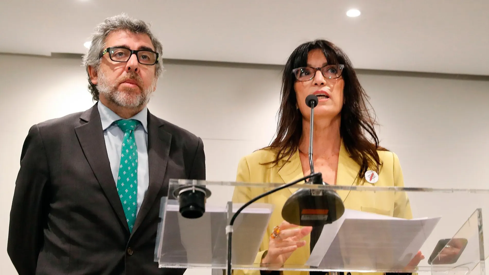 El abogado Jordi Pina y la portavoz de los políticos catalanes presos en huelga de hambre, Pilar Calvo, ofrecen una rueda de prensa / Foto. Efe