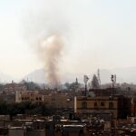 Una columna de humo se eleva hacia el cielo desde un almacén de armas de rebeldes hutíes en Saná, Yemen