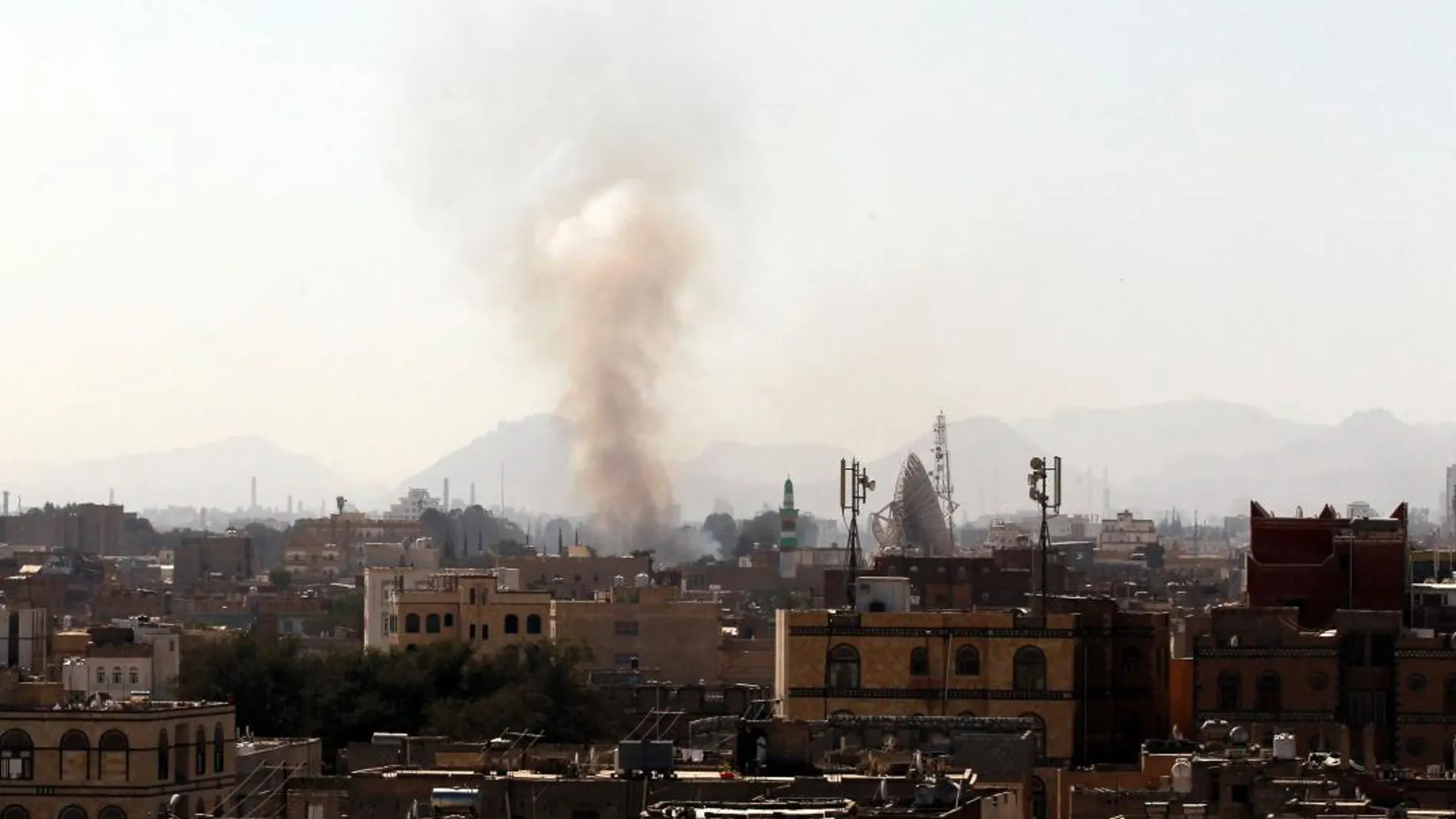 Una columna de humo se eleva hacia el cielo desde un almacén de armas de rebeldes hutíes en Saná, Yemen