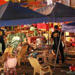 Agentes de las Fuerzas de Seguridad de Filipinas analizan el escenario donde tuvo lugar la explosión, ayer, en Davao