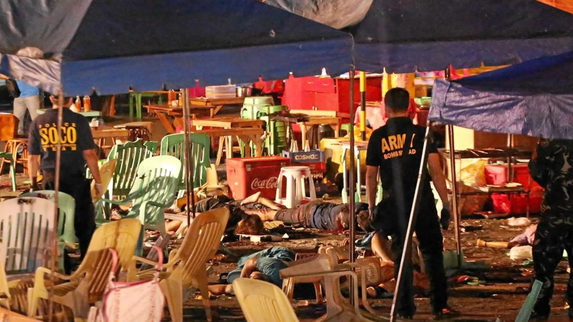 Agentes de las Fuerzas de Seguridad de Filipinas analizan el escenario donde tuvo lugar la explosión, ayer, en Davao
