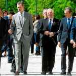 El Rey Felipe VI, acompañado por los ministros en funciones de Exteriores y Ciencia en el Palacio Real de la Granja de San Ildefonso, ayer / Efe
