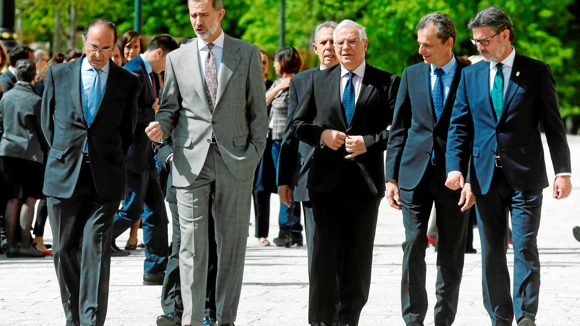 El Rey Felipe VI, acompañado por los ministros en funciones de Exteriores y Ciencia en el Palacio Real de la Granja de San Ildefonso, ayer / Efe