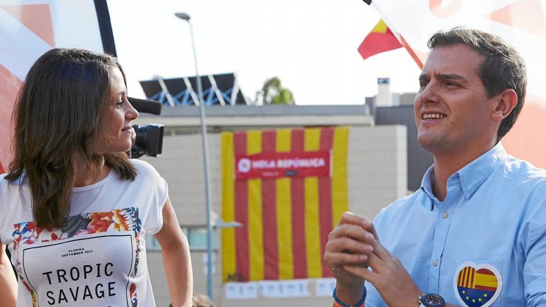 El presidente de Ciudadanos, Albert Rivera, conversa con la líder de la oposición en Cataluña, Inés Arrimadas, durante un acto político en Sant Andreu de Llavaneras (Barcelona)/ Efe