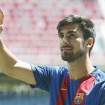 El centrocampista portugués André Gomes saluda hoy a los aficionados en el Camp Nou, durante su presentación