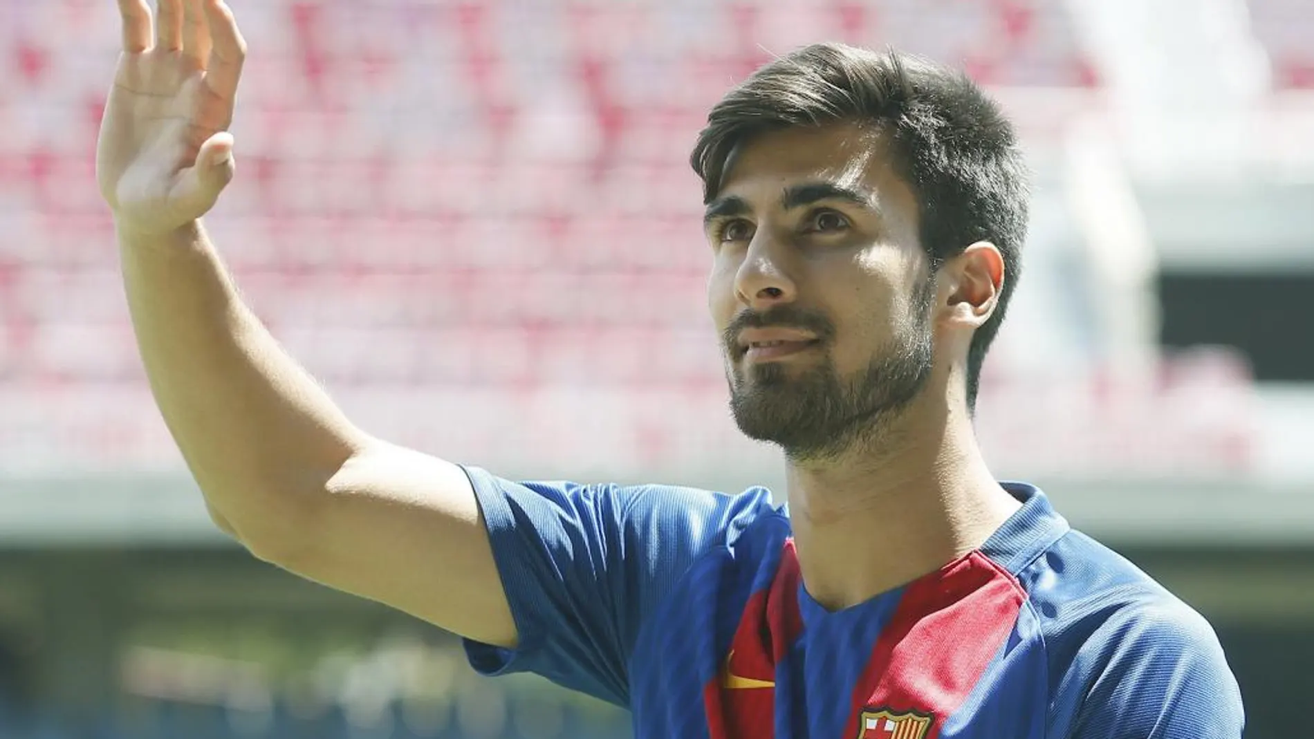 El centrocampista portugués André Gomes saluda hoy a los aficionados en el Camp Nou, durante su presentación