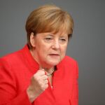 La canciller Angela Merkel habla durante un debate en el parlamento alemán, el Bundestag, en Berlín / Reuters
