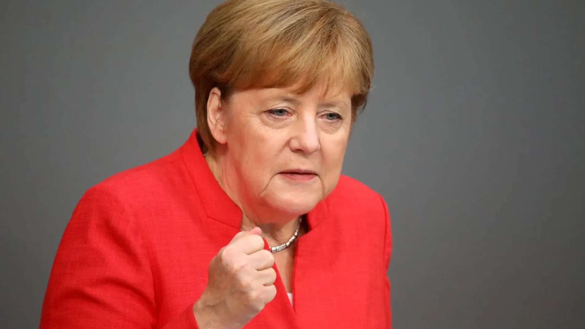 La canciller Angela Merkel habla durante un debate en el parlamento alemán, el Bundestag, en Berlín / Reuters