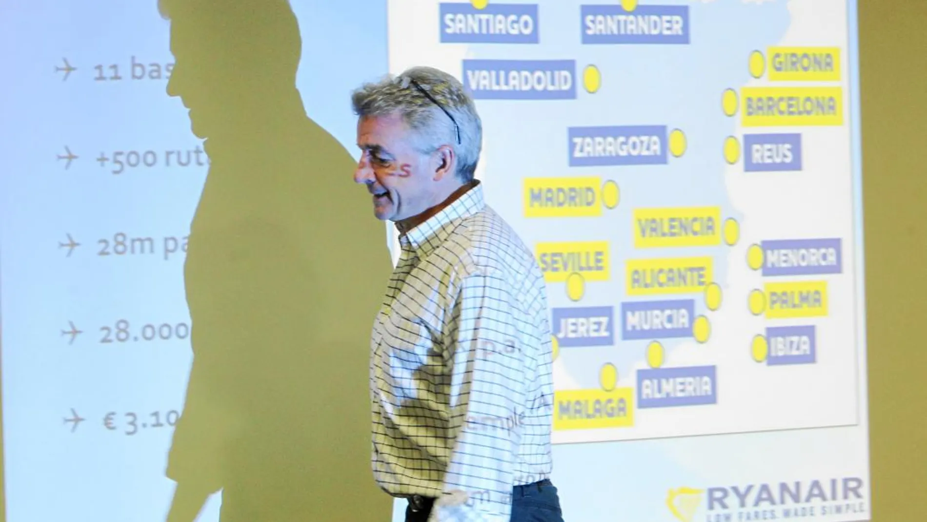 Michael O'Leary, consejero delegado de Ryanair, junto a un mapa con las bases en España