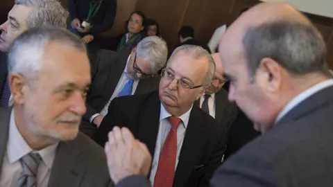 El ex consejero de Trabajo Antonio Fernández (en el centro), tras el ex presidente Griñán (izquierda) y Zarrías (derecha)