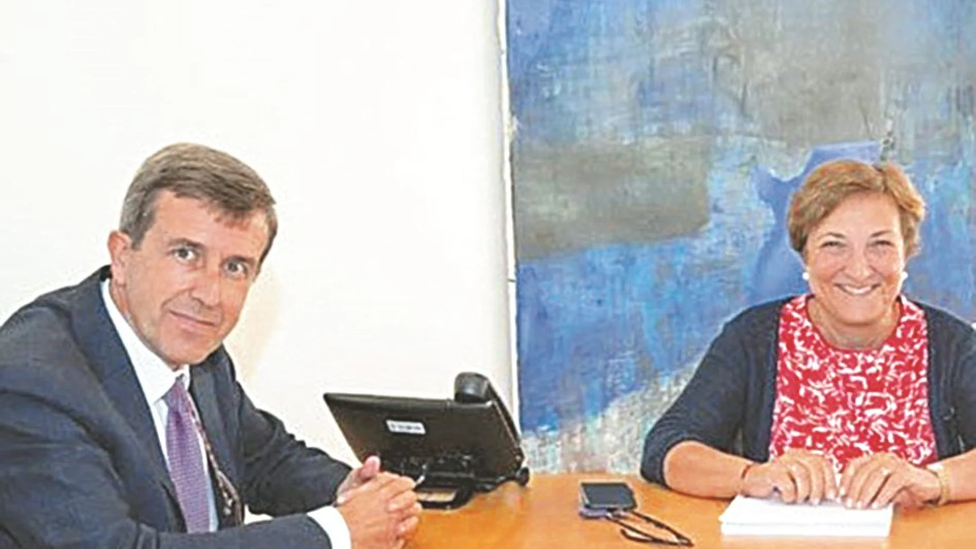 Javier García-Samaniego, coordinador de Aehve, con la Consejera de Sanidad cántabra, Luisa del Real
