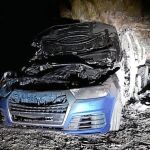 El coche calcinado que habían robado los delincuentes a la fuga