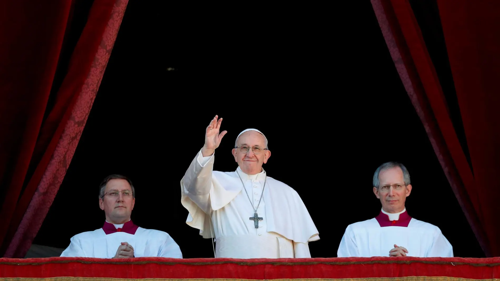 El Papa dando la bendición en el Vaticano/Reuters
