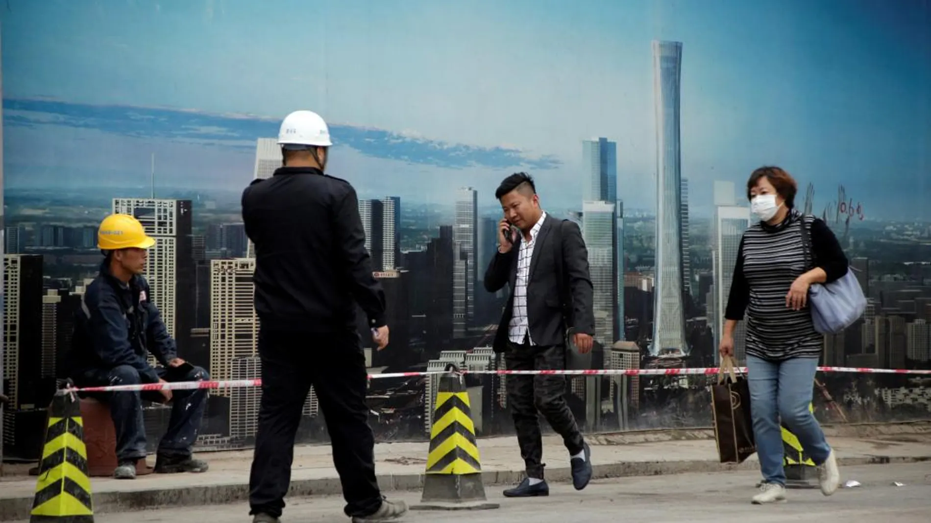Trabajadores de la construcción en un edificio en el Distrito financiero de Pekin