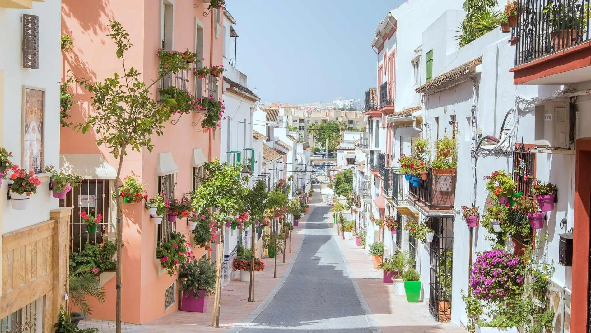 Una de las calles del centro de Estepona / Foto: La Razón