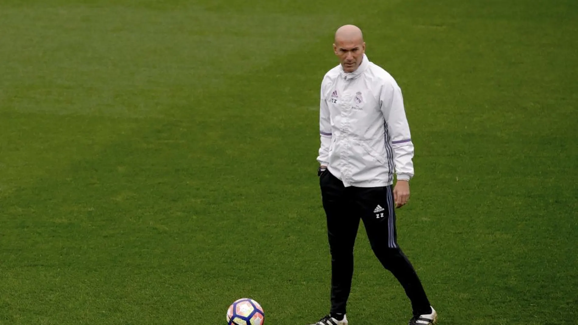 El técnico del Real Madrid, Zinedine Zidane, durante el entrenamiento del equipo