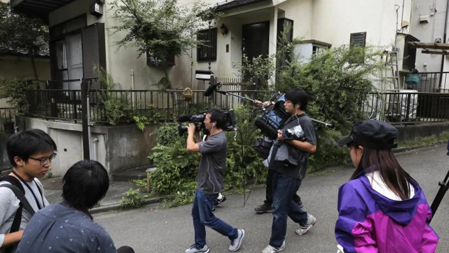 Periodistas junto a la casa de Satoshi Uematsu