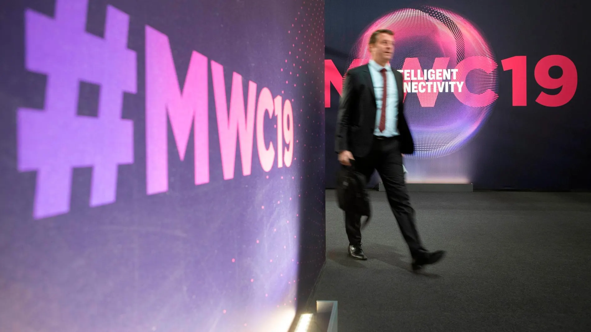 Un visitante en uno de los pasillos del Congreso Mundial de Móviles (MWC) / Efe