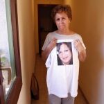 La madre de María Piedad sostiene una camiseta con la foto de su hija