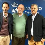 Juan Eslava Galán, junto a José Lugo y al alcalde de Estepona, José María García Urbano / Foto: La Razón