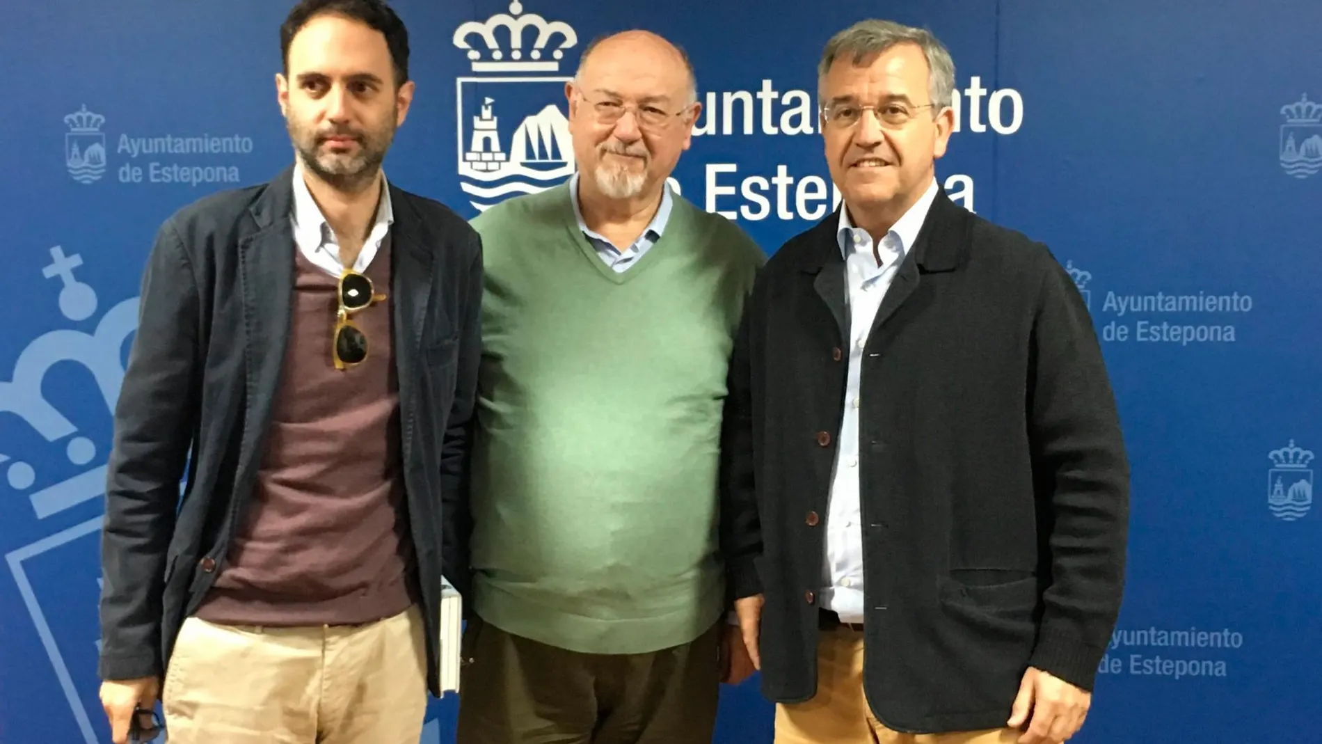 Juan Eslava Galán, junto a José Lugo y al alcalde de Estepona, José María García Urbano / Foto: La Razón