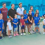 El tenista David Ferrer junto a los niños que ya forman parte de la escuela y el alcalde de La Nucía (Alicante), Bernabé Cano / LA RAZÓN