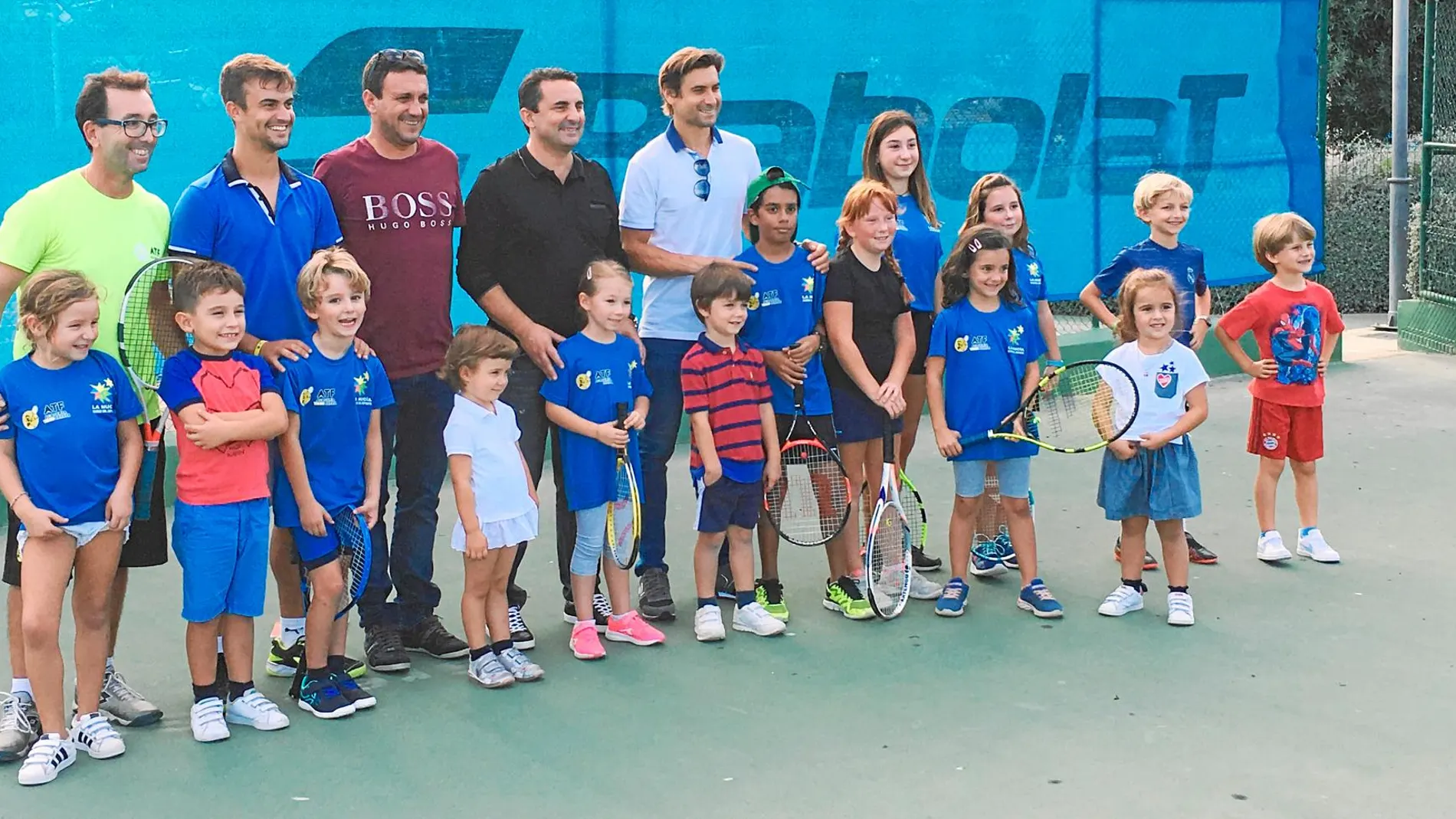 El tenista David Ferrer junto a los niños que ya forman parte de la escuela y el alcalde de La Nucía (Alicante), Bernabé Cano / LA RAZÓN