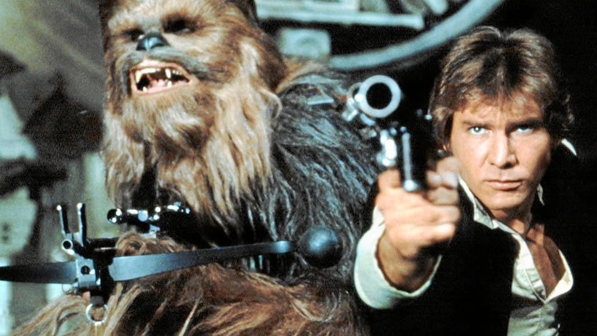Chewbacca, al que daba vida el fallecido Peter Mayhew, y Han Solo en una escena de «Star Wars: Una nueva esperanza»