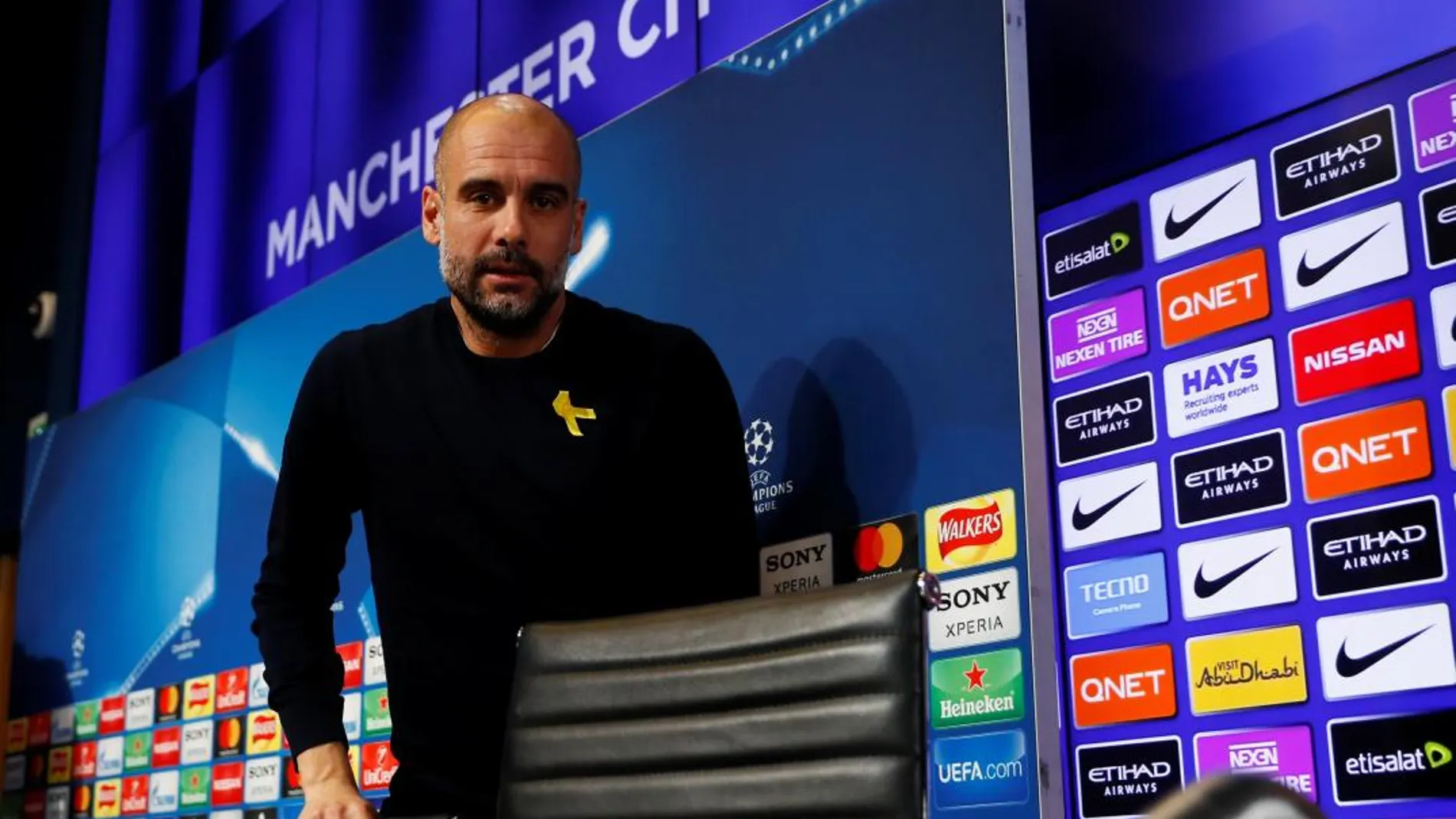 Pep Guardiola, con el lazo amarillo en la conferencia de prensa del pasado martes/Fotyo: Reuters
