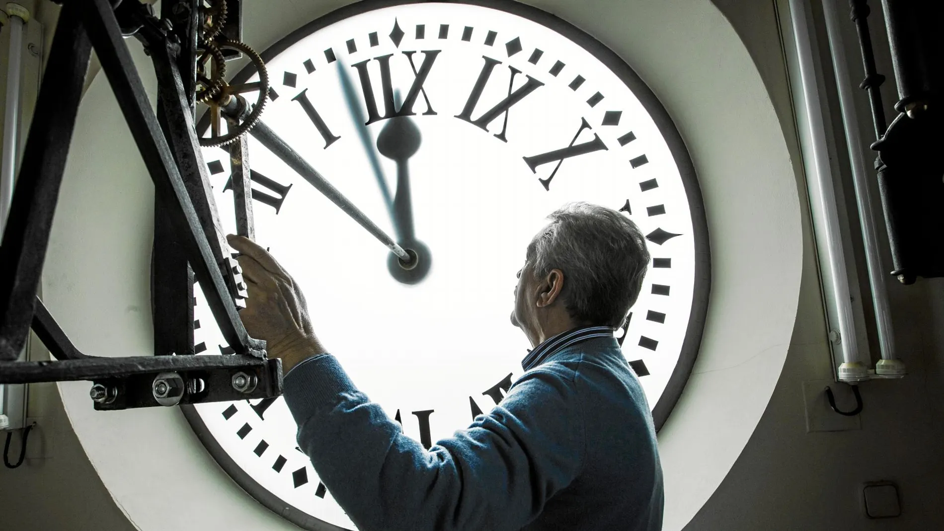 Jesús López se encarga de mantener el reloj de Sol a punto. Cada sábado acude a darle cuerda. Conoce la maquinaria a la perfección.