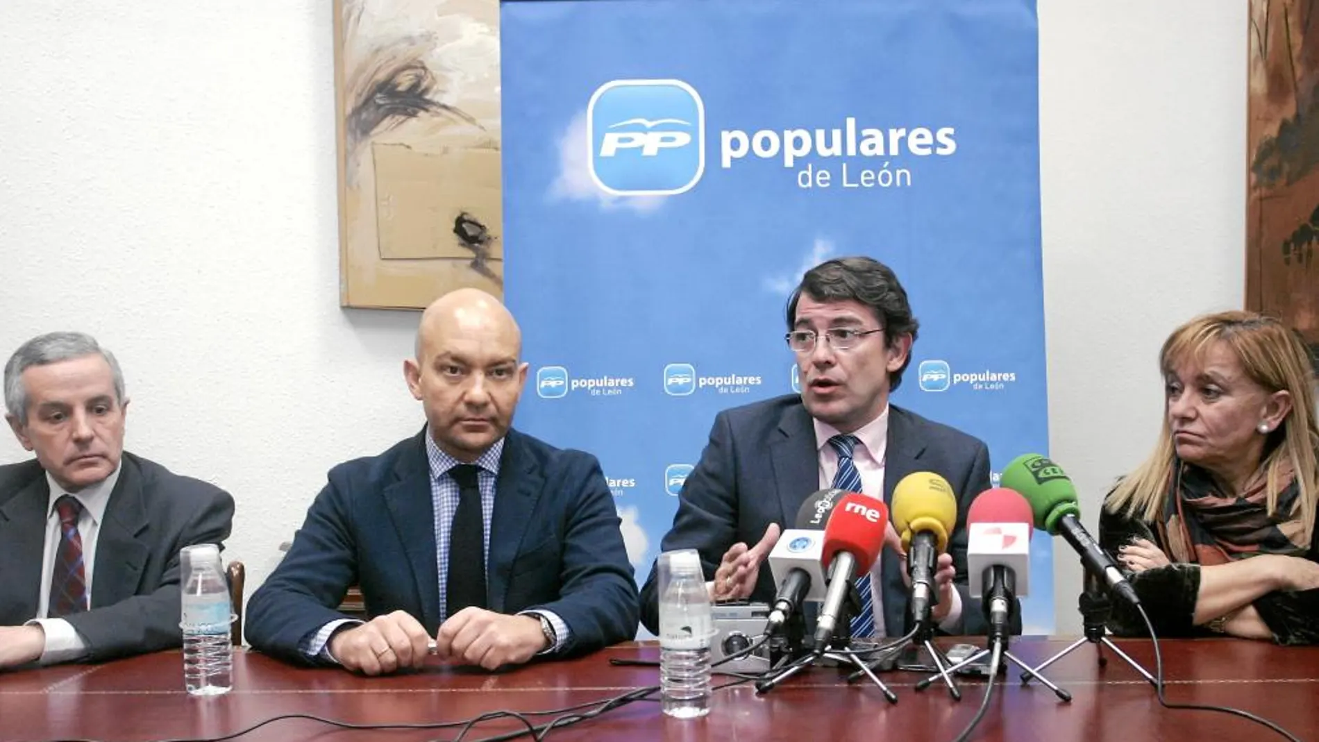 Emilio Gutiérrez, Jaime García-Legaz, Alfonso Fernández Mañueco e Isabel Carrasco, durante la mesa redonda «Reformas, garantía de futuro», en León