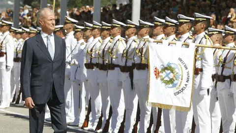 Morenes pasa revista al Batallón de Alumnos.