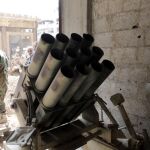 Soldados sirios inspeccionan armas en el este de Guta