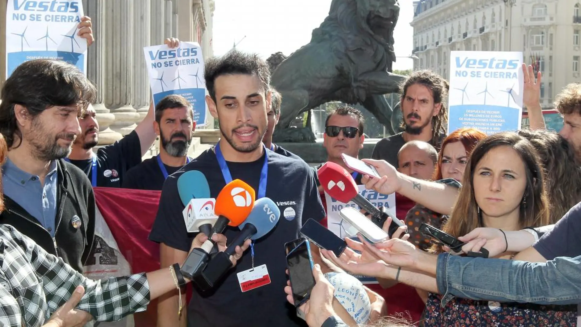 Andrés Turienzo «Piru», trabajador de Vestas, atiende a la prensa junto a Mayoral y Belarra