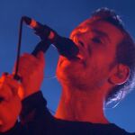 El cantante inglés Robert del Naja, de Massive Attack, en el primer día de los "Conciertos del Nuevo Milenio"