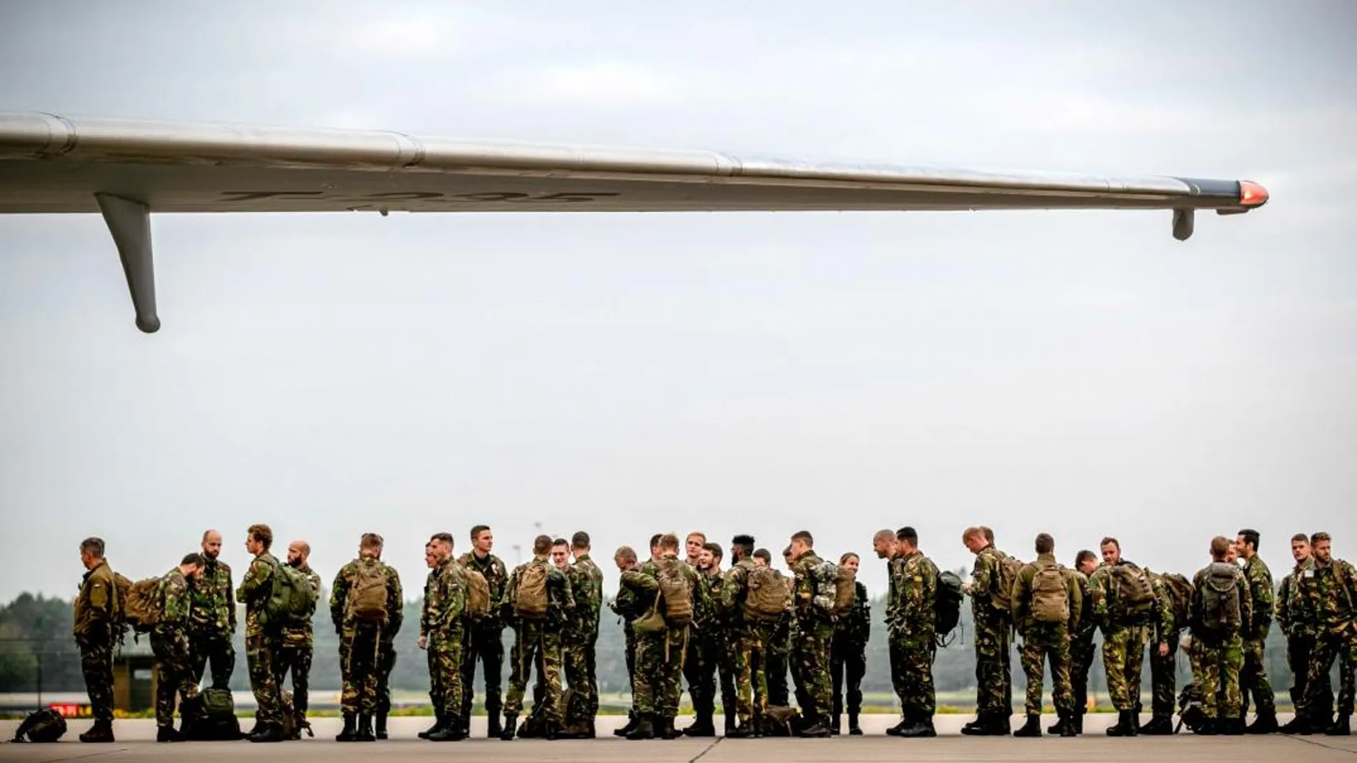 Soldados holandeses embarcan en un avión en el aeropuerto de Eindhoven, el pasado 19 de octubre para participar en el ejercicio de la OTAN "Trident Juncture 2018"(TRJE18) / Foto: Efe