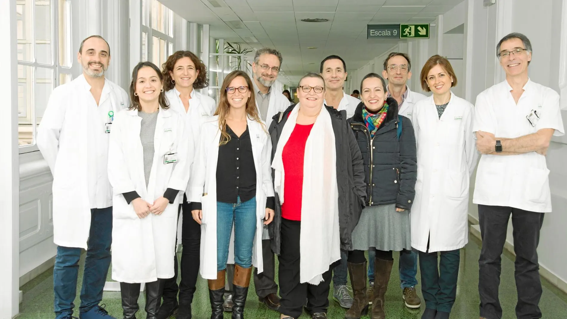 El equipo médico del Clínic con la paciente Isabel Sancho