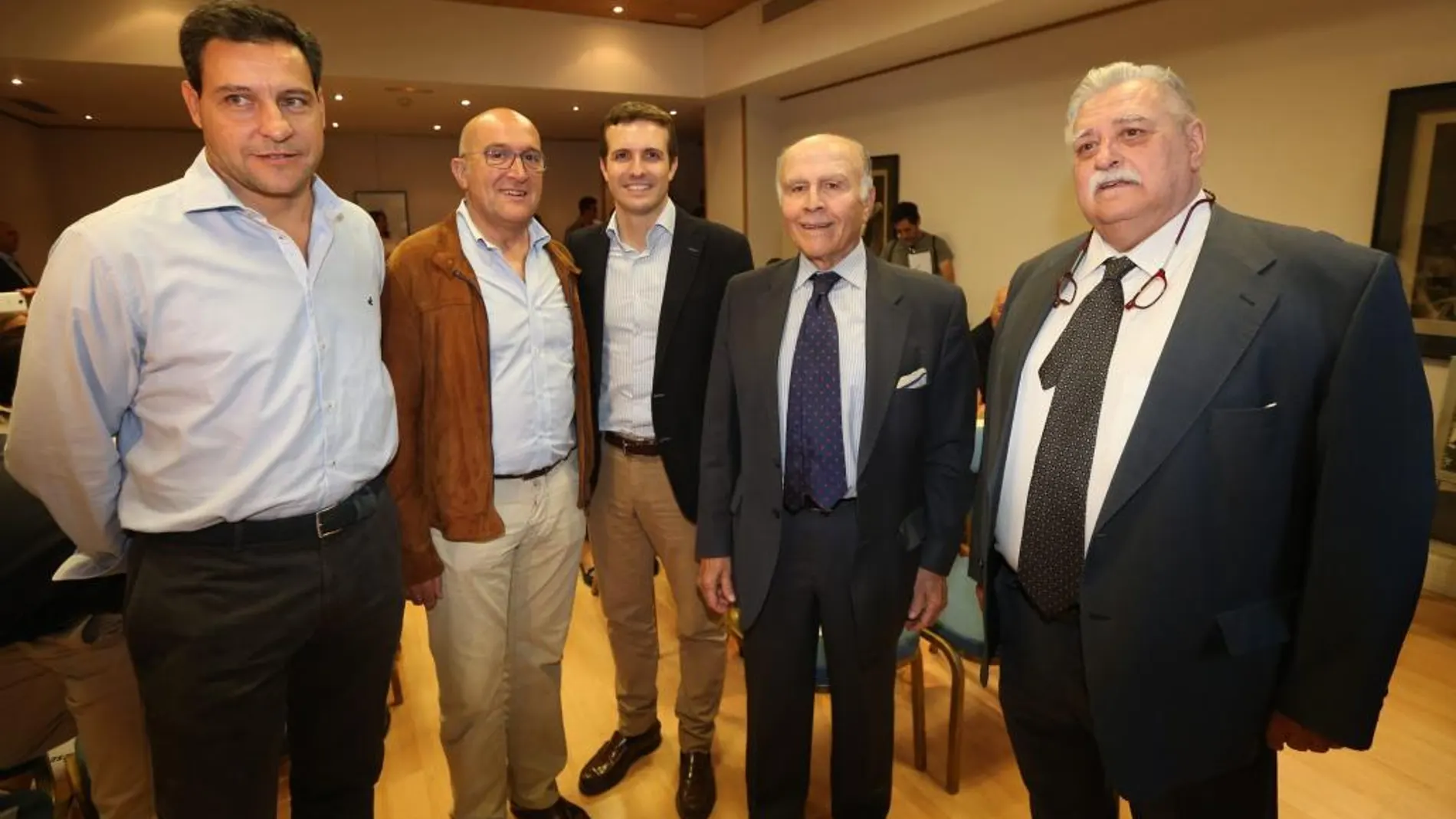 Raúl de la Hoz, Jesús Julio Carnero, Pablo Casado, Felipe Martínez-Sagarra y Jesús Mateo Pinilla, en el Club Santiago Alba