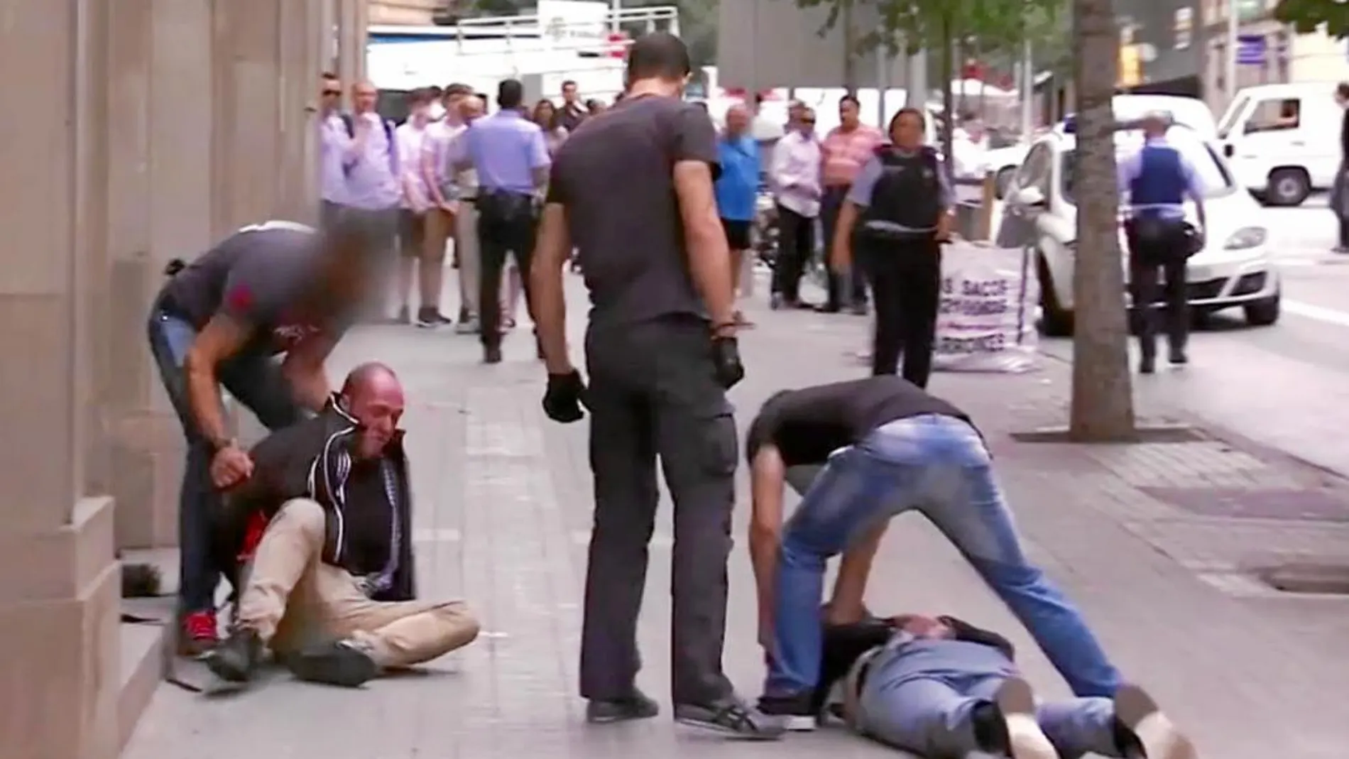 En la imagen, la Policía Nacional detiene a dos miembros de la banda Pink Panthers tras haber cometido un robo en una joyería hace unos días.