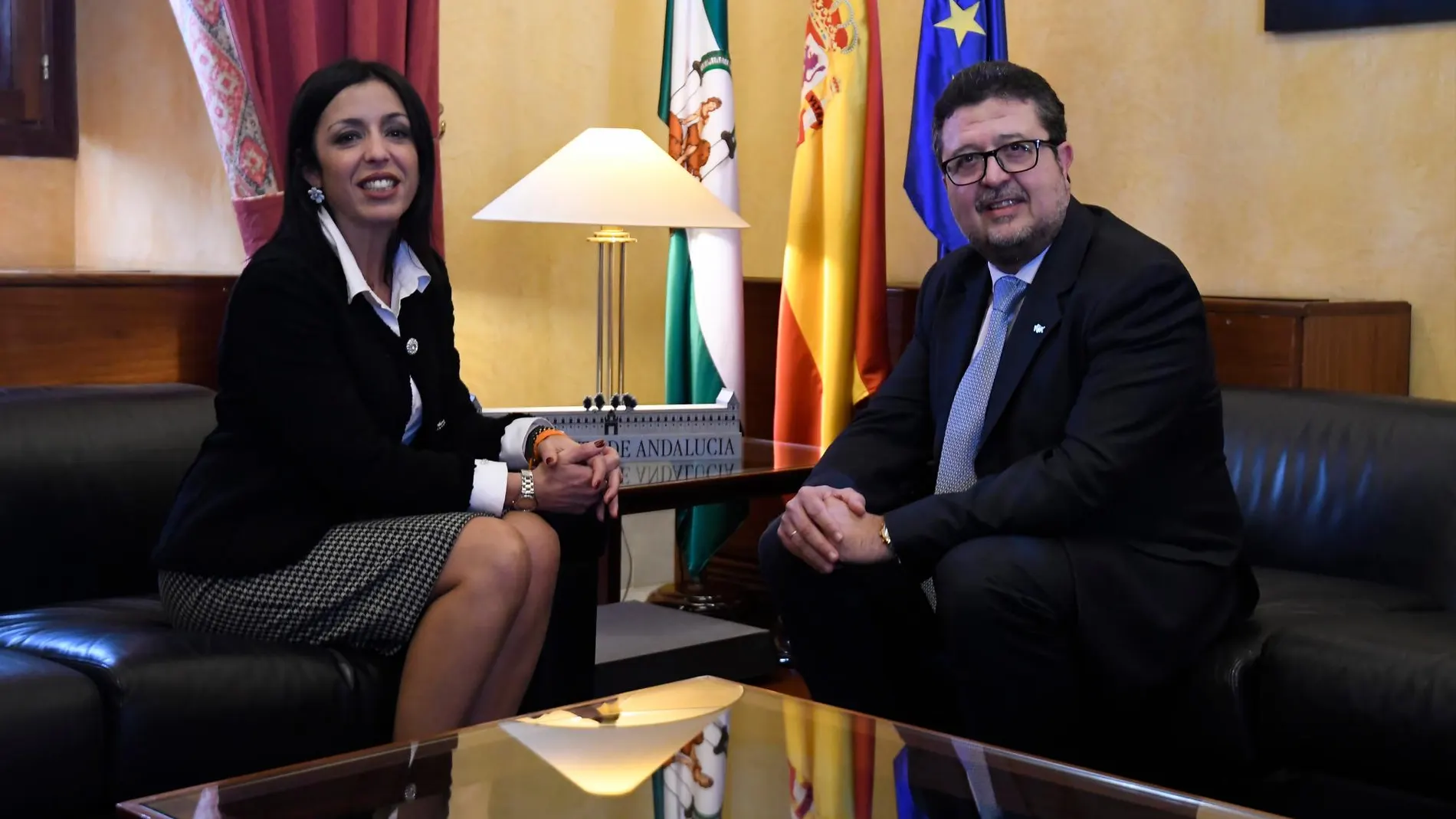 La presidenta del Parlamento andaluz, Marta Bosquet, y el presidente del Grupo Parlamentario Vox, Francisco Serrano / Foto: Ke-Imagen