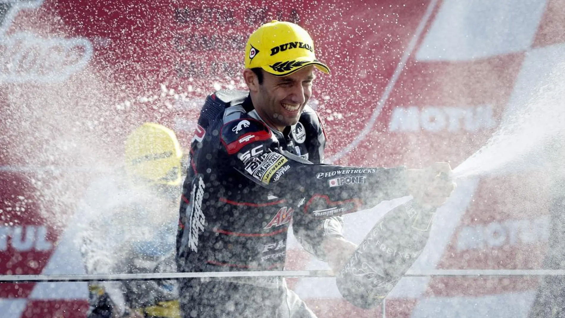 El francés Johann Zarco (c) en el podio tras conseguir una nueva victoria en su segunda temporada como campeón del mundo de Moto2.